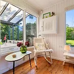 Semesterbostad Cosy Classic With A Covered Terrace And Large Natural Plot Just A Few Minutes Walk From The Family-friendly Ahl Ebeltoft
