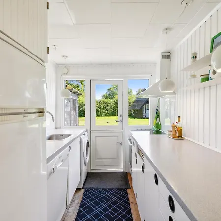 Cosy Classic With A Covered Terrace And Large Natural Plot Just A Few Minutes Walk From The Family-friendly Ahl * Ebeltoft