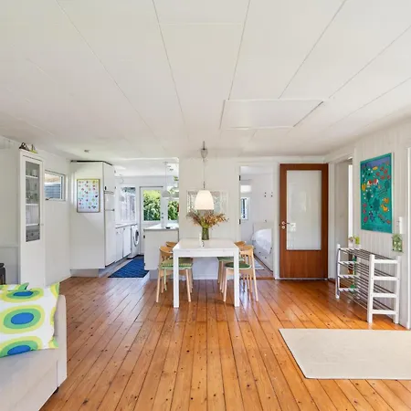 Cosy Classic With A Covered Terrace And Large Natural Plot Just A Few Minutes Walk From The Family-friendly Ahl Semesterbostad *