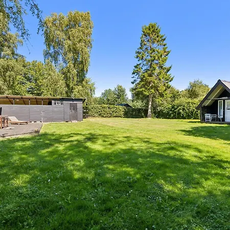 Semesterbostad Cosy Classic With A Covered Terrace And Large Natural Plot Just A Few Minutes Walk From The Family-friendly Ahl *