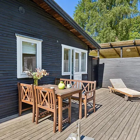 Semesterbostad Cosy Classic With A Covered Terrace And Large Natural Plot Just A Few Minutes Walk From The Family-friendly Ahl