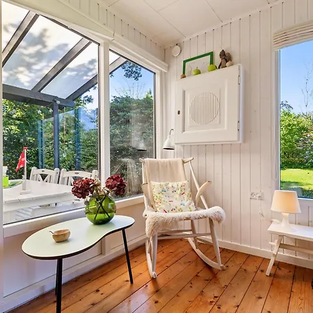 Semesterbostad Cosy Classic With A Covered Terrace And Large Natural Plot Just A Few Minutes Walk From The Family-friendly Ahl Ebeltoft