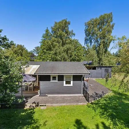 Semesterbostad Cosy Classic With A Covered Terrace And Large Natural Plot Just A Few Minutes Walk From The Family-friendly Ahl Ebeltoft