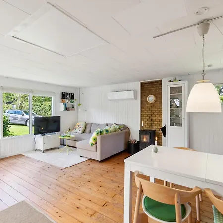 Cosy Classic With A Covered Terrace And Large Natural Plot Just A Few Minutes Walk From The Family-friendly Ahl * Ebeltoft