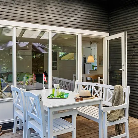 Cosy Classic With A Covered Terrace And Large Natural Plot Just A Few Minutes Walk From The Family-friendly Ahl Semesterbostad *